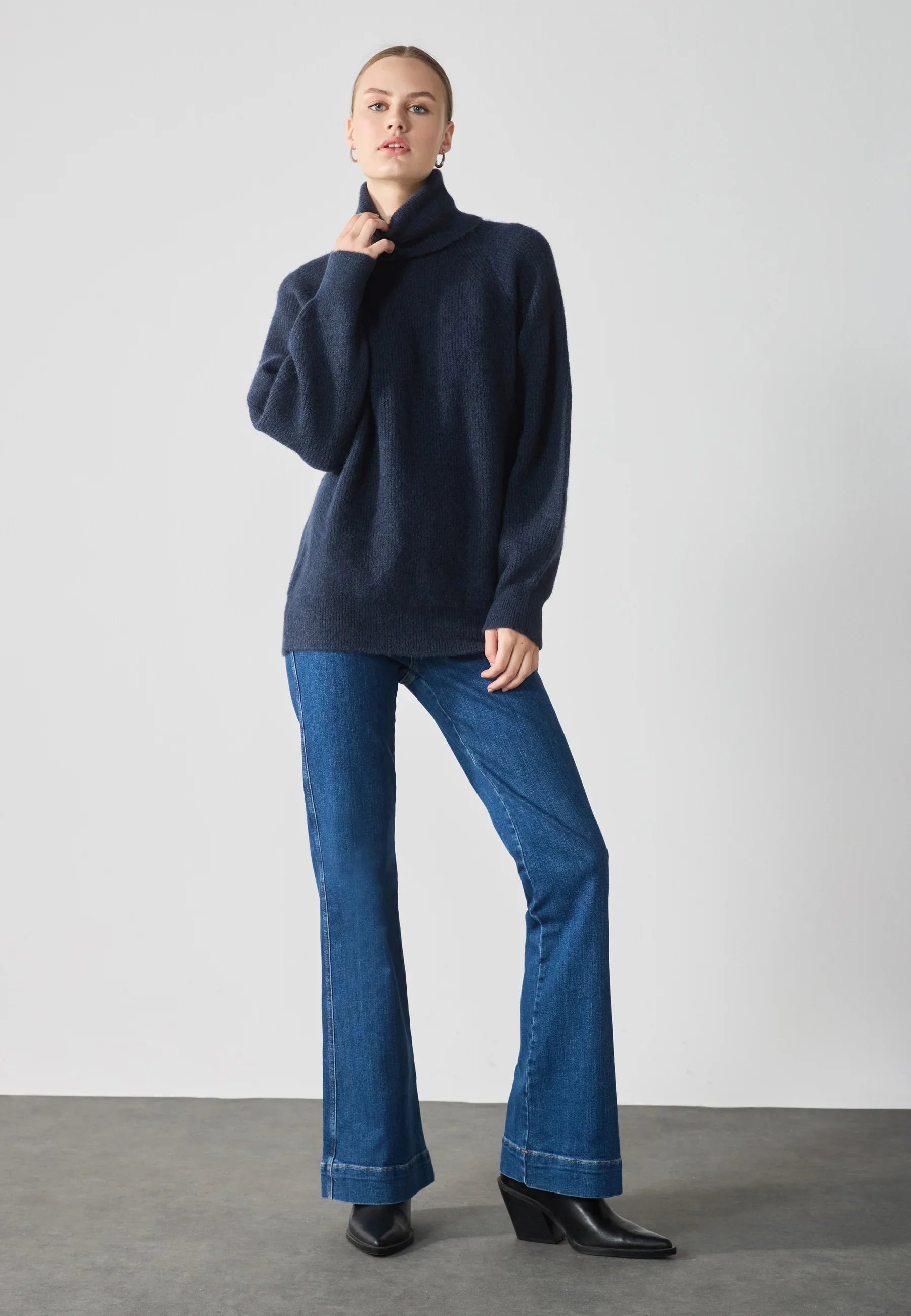 Dira - Plain knit sweater with a high neck